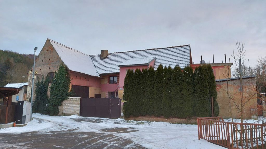 Prodej rodinného domu Pnětluky, v okolí měst Louny Žatec Rakovník zimní pohled