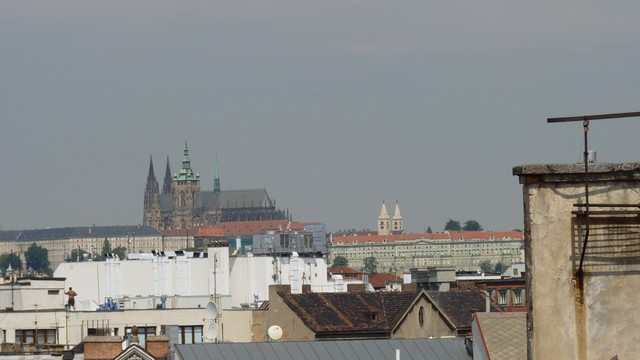 Pohled na Pražský hrad z půdního bytu v centru Prahy
